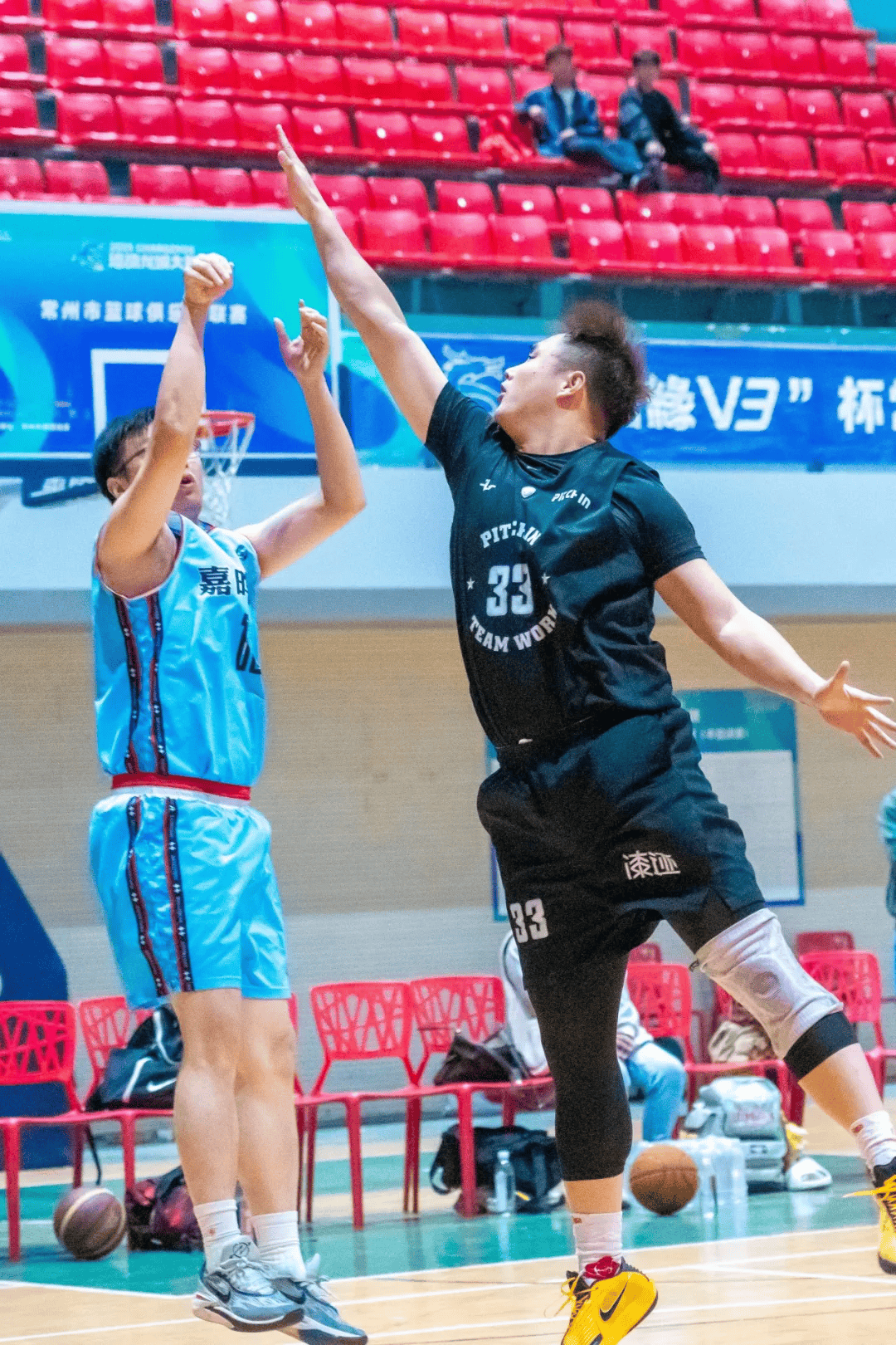 关于顶级篮球联赛内部对决展现热情,球员实力飙升的信息 关于顶级篮球联赛内部对决展现热情,球员实力飙升的信息