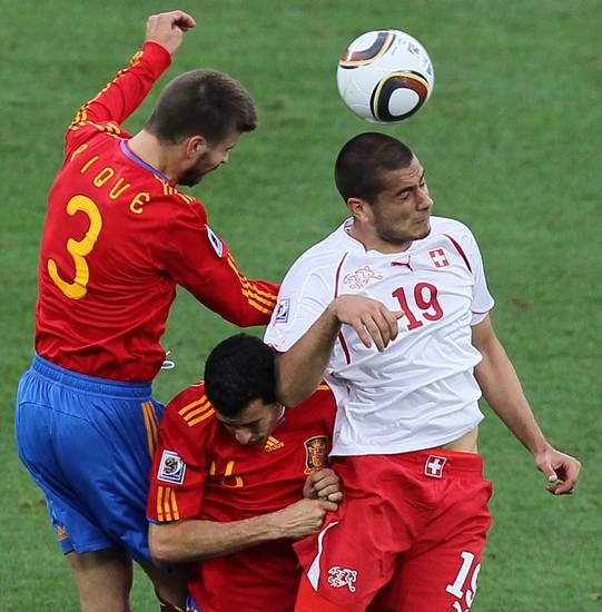 包含巴黎横扫瑞士，皮克统治全场的词条