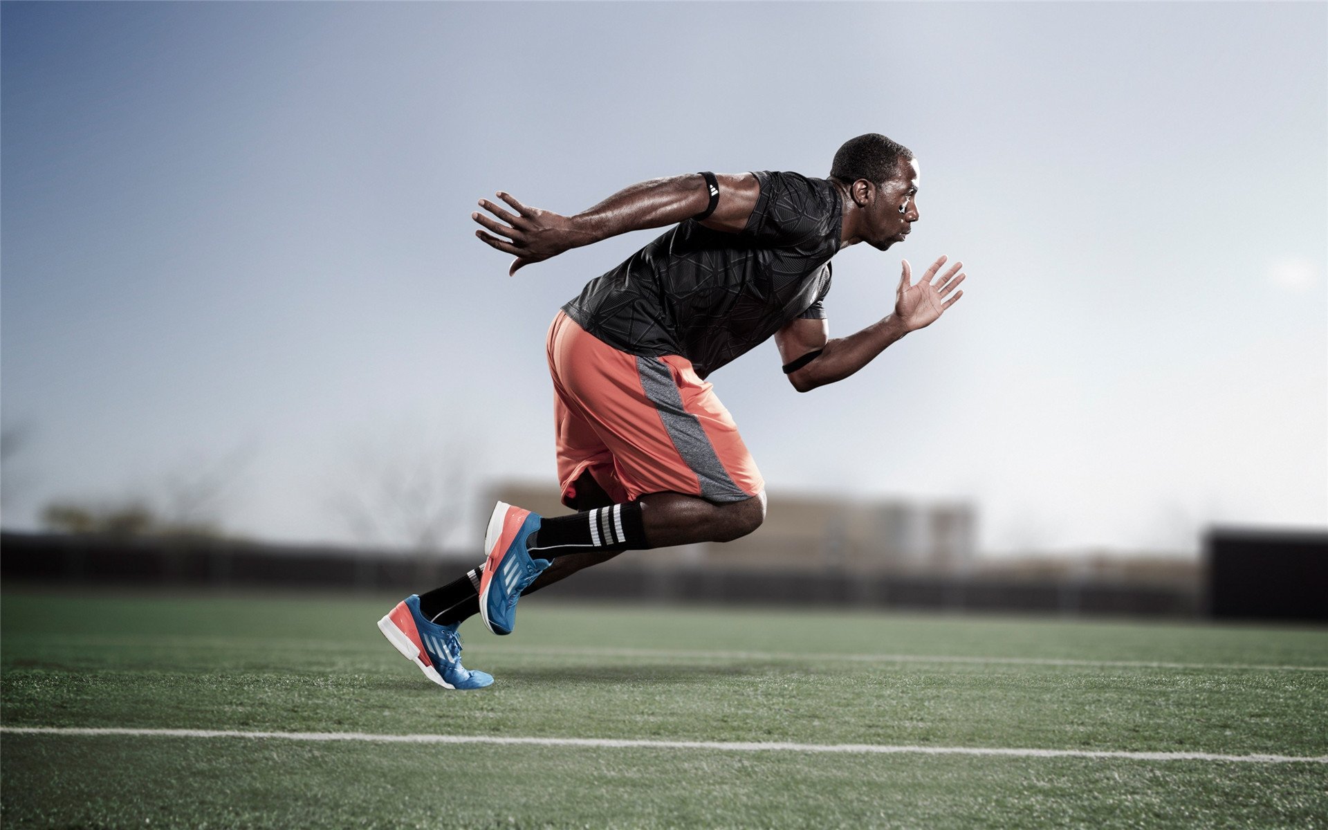 赛道与球场，小贾伦如何一手掌控F1年度争冠之夜的比赛走势