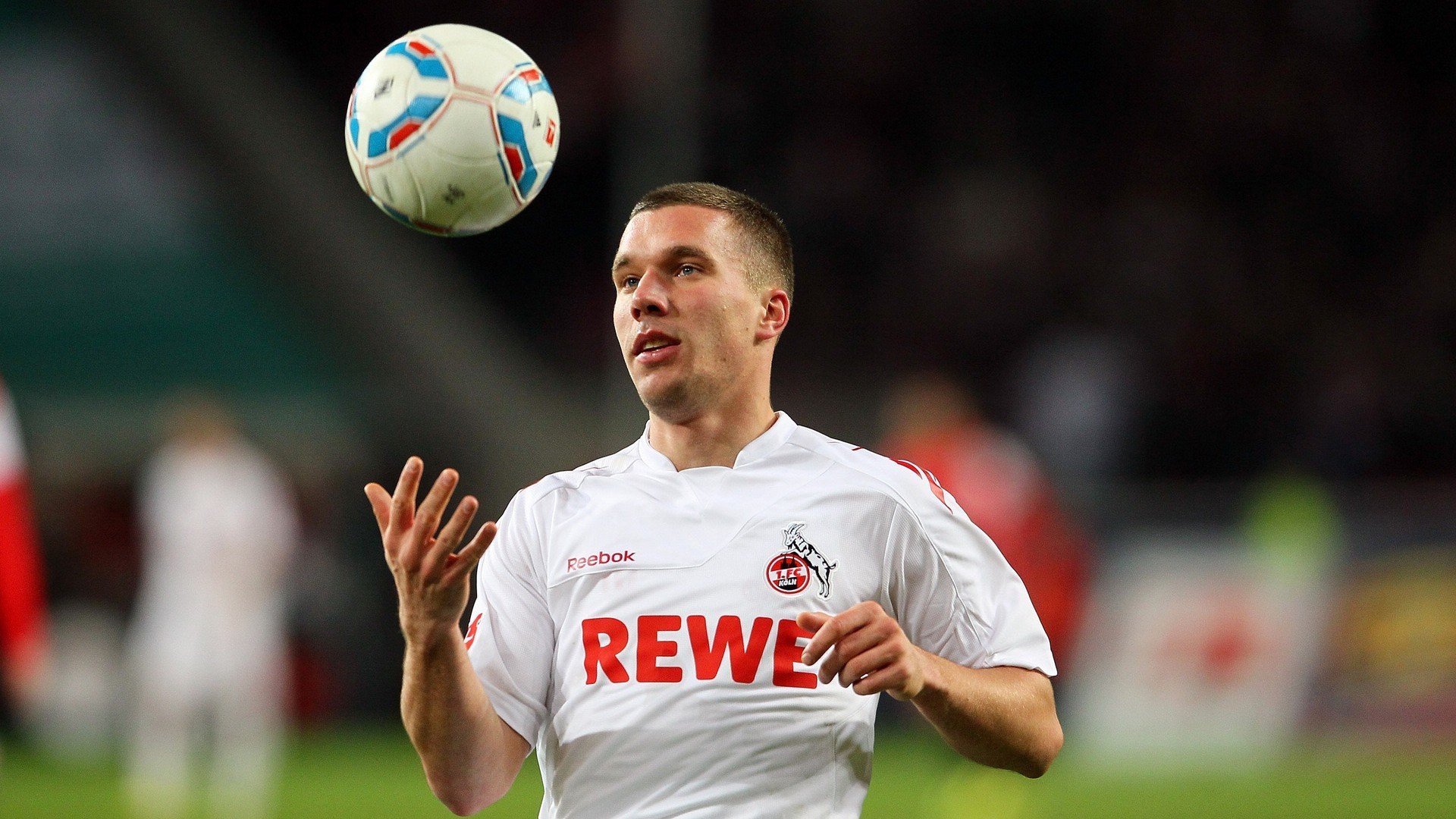 赛道与绿茵场,当F1引擎轰鸣遇见非洲雄鹰的怒吼